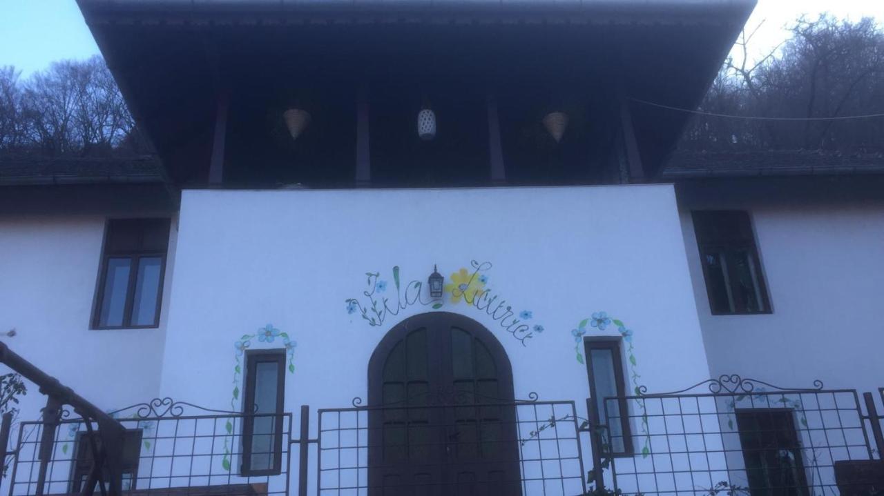 Vila Licurici Caciulata Bagian luar foto